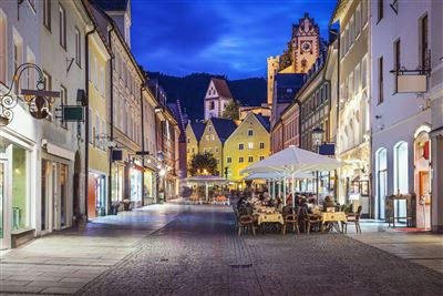 Einkaufsstraße bei Nacht